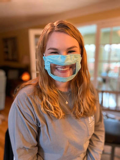 21-летняя студентка делает маски для глухих и слабослышащих
