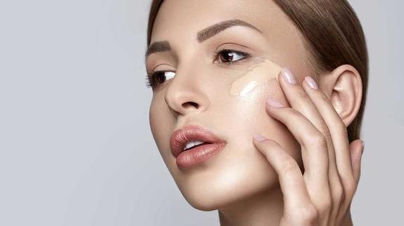 Низкая линия румян, растирание тонального крема и не только: 7 ошибок в макияже, которые делают женщины