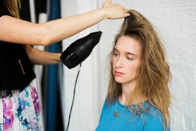 Пробор в волосах кардинально изменит ваш образ: мастер-класс от нью-йоркского парикмахера