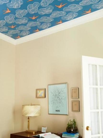 Очень простой способ освежить комнату: самостоятельно обклеиваем потолок обоями или красивым рисунком