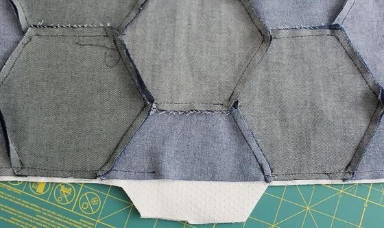 Вариант использования старых джинсов: как сшить красивый лоскутный коврик из шестигранников
