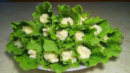 В листья салата заворачиваю начинку из плавленого сырка: бюджетно, вкусно и выглядит закуска эффектно