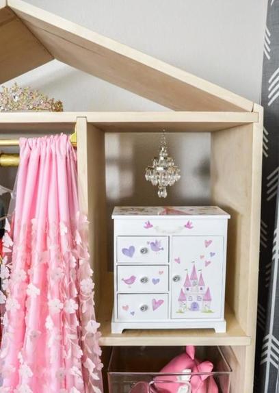 Для настоящей модницы: как сделать гардероб в виде домика в детскую комнату