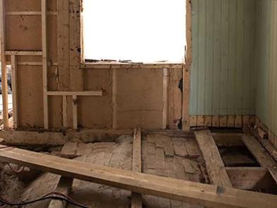 Супруги вместо дома приобрели руины, в которых 25 лет никто не жил: через 2 года его не узнать (фото)