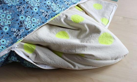 Скоро сезон походов и отдыха на природе: шьем спальный мешок из ярких тканей своими руками