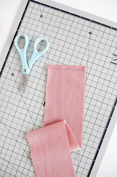 Можно использовать как резинку для волос или браслет: шьем милый аксессуар из розового бархата