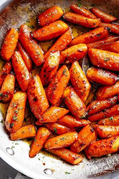 Мини-морковь стала любимым гарниром: глазирую ее в медовом соусе с корицей и изюмом
