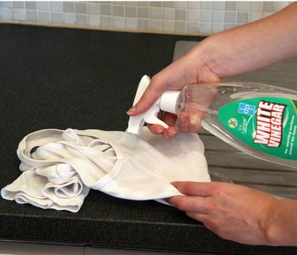 Бросить кубики льда в стиральную машину, использовать уксус: как еще можно избавиться от складок на одежде
