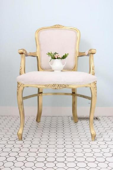 Простое преображение старого французского стула в гламурную мебель