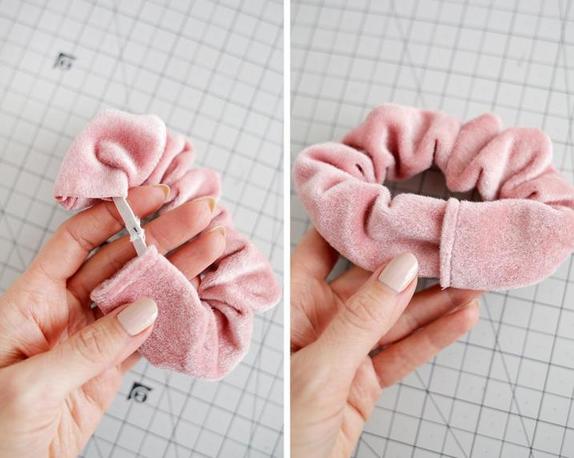 Можно использовать как резинку для волос или браслет: шьем милый аксессуар из розового бархата