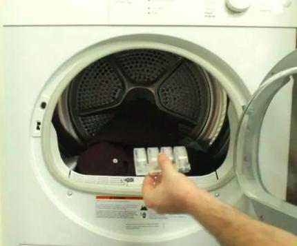 Бросить кубики льда в стиральную машину, использовать уксус: как еще можно избавиться от складок на одежде