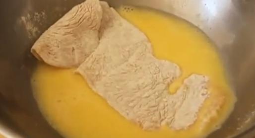 Экономный рецепт куриных отбивных по-французски в кляре из яиц, молока и масла (на приготовление надо не больше 30 минут)
