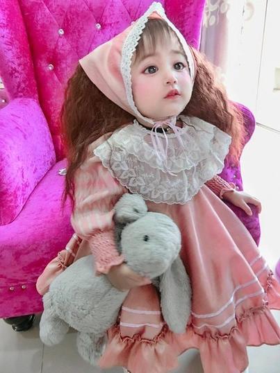 Малышка с кукольным личиком: многие не верили в естественную красоту девочки, пока не увидели ее маму