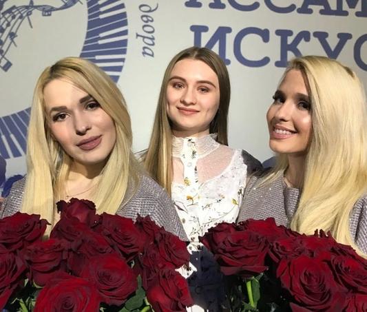 Сестер Толмачевых не узнать на новых снимках: девушки выросли роскошными блондинками