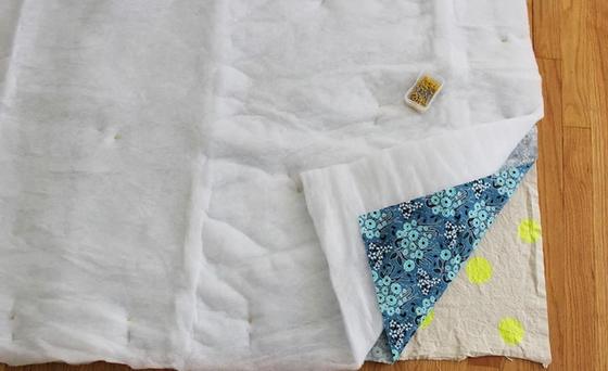 Скоро сезон походов и отдыха на природе: шьем спальный мешок из ярких тканей своими руками