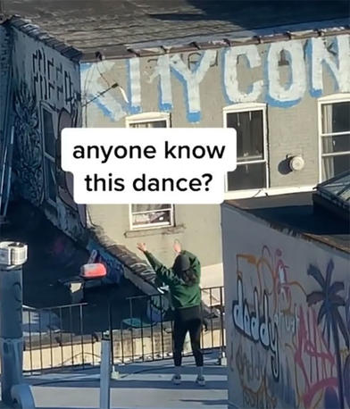 Парень из Бруклина увидел девушку, танцующую на крыше — и решил познакомиться