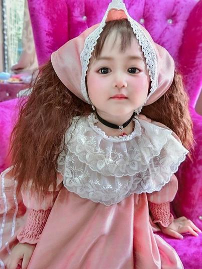 Малышка с кукольным личиком: многие не верили в естественную красоту девочки, пока не увидели ее маму