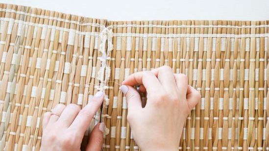 Маскируем некрасивые горшки: делаем простое и красивое кашпо из соломенного коврика