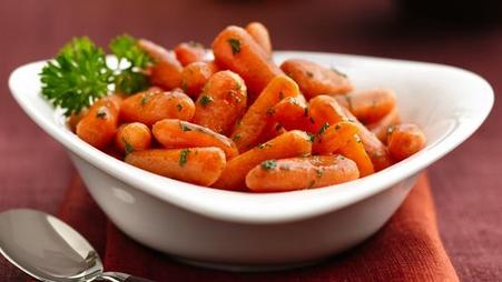 Мини морковь стала любимым гарниром: глазирую ее в медовом соусе с корицей и изюмом