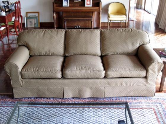 Вряд ли в ближайшее время я куплю новый диван, но свекор подсказал несколько способов преобразить старый (не только поменять обивку)