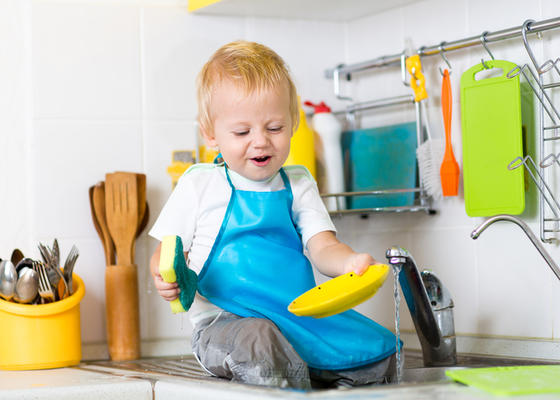 Эксперты рассказали, почему ребенок должен заниматься домашними делами с 18 месяцев