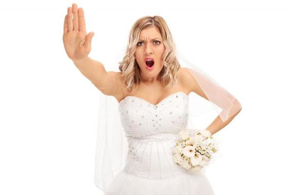 Гостья нарушила негласный этикет, надев на свадьбу белое платье – невеста не оставила этот поступок без внимания