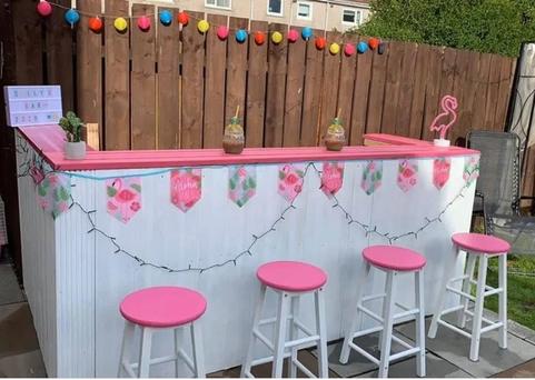 Женщина создала свой собственный бар во дворе, используя старые поддоны: получился милый уголок в бело-розовом цвете