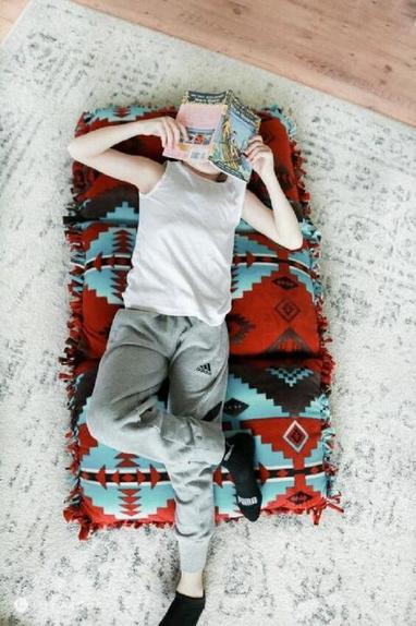Проводим время на карантине с пользой: из трех подушек и флисовой ткани вместе с сыном сделали очень удобный напольный лежак