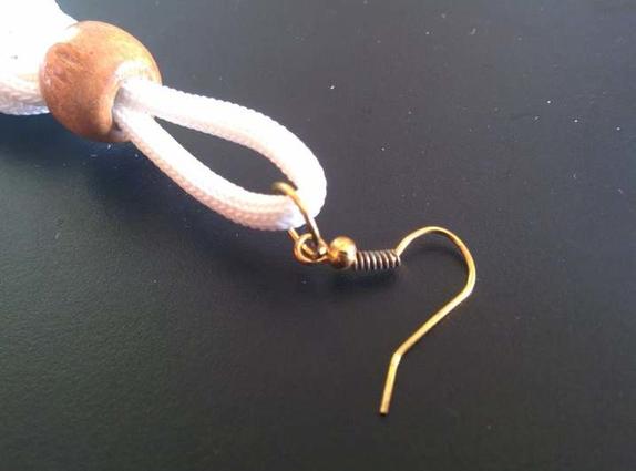 Подготовку к пляжному сезону решила начать с украшений: из обычных шнурков смастерила ожерелье и стильные серьги