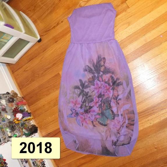 Подруга отдала старое платье, а я захотела его переделать: каждый год на протяжении 5 лет получалось что-то новое