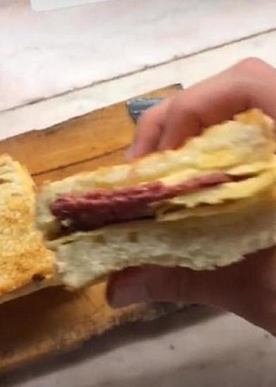 Девушка показала, как сделать вкуснейший сэндвич, пожарив хлеб вместе с яйцом: не все смогли повторить ее рецепт