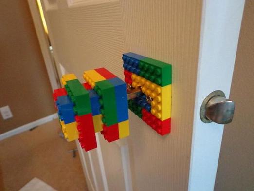 Двери детской преобразила с помощью необычных ручек: смастерила их из конструктора Lego