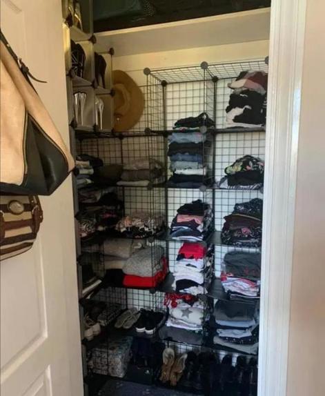 Девушка установила разделительные решетки в гардеробной: теперь ее одежда и обувь хранятся, как в магазине