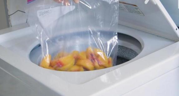 Когда подруга убрала пакет с замороженными фруктами в стиральную машинку, я не поверила глазам. Оказалось, она придумала интересный лайфхак