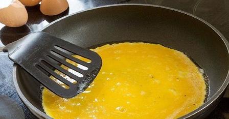 Использование чугунной сковородки. Самые распространенные ошибки при приготовлении яиц