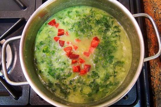 Суп Caldo verde с капустой кале: вкусное блюдо родом из Португалии - пошаговый рецепт