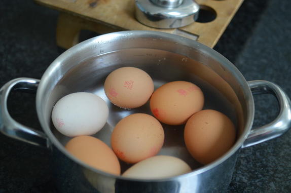 Когда я варю яйца, всегда кладу их в холодную воду, а сестра – в кипяток: результат разный (когда это поняла, стала использовать вариант сестры)
