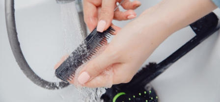 Несколько способов для мытья и дезинфекции ваших расчесок: замочить в соде, использовать отбеливатель и другие