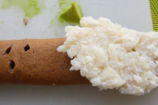 Из блинчиков, риса и авокадо приготовила сладкие пирожные в виде японских роллов: рецепт