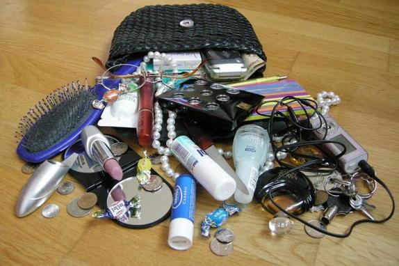 «Сумка Мэри Поппинс»: сломанные очки, квитанции и другие странные вещи, которые наши мамы всегда держали в сумочке