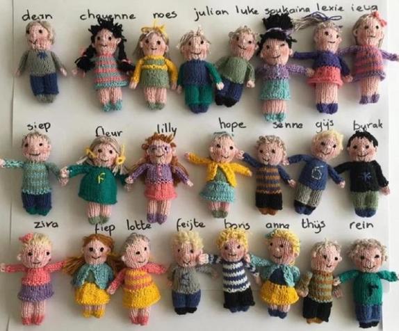 Странно и мило: учительница связала миниатюрные фигурки своих учеников, чтобы не скучать по ним