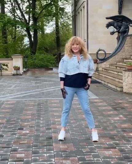 Стройная и помолодевшая! Алла Пугачева примерила узкие джинсы   и ей очень идет (фото)
