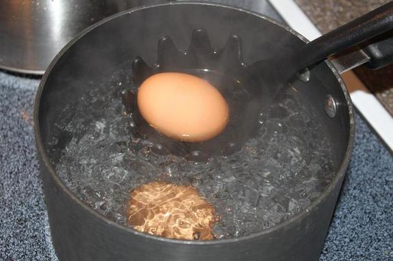 Когда я варю яйца, всегда кладу их в холодную воду, а сестра – в кипяток: результат разный (когда это поняла, стала использовать вариант сестры)