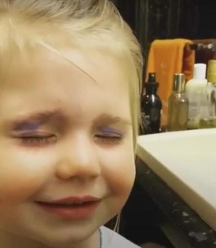 «Макияж с помощью фиолетового фломастера»: певица Пелагея выложила забавное видео с трехлетней дочкой
