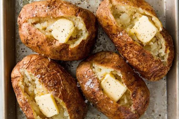Если вы не любите печеный картофель, значит, вам его неправильно готовили. Картофель, масло, соль и никакой фольги