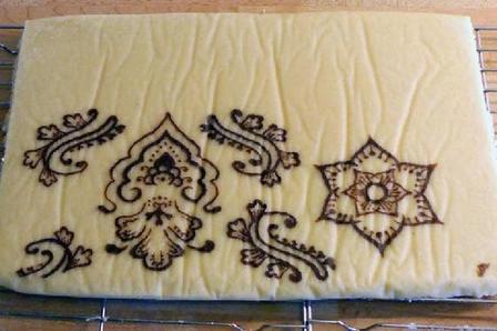 Праздничный торт с мехенди-росписью: отличный способ порадовать своих гостей