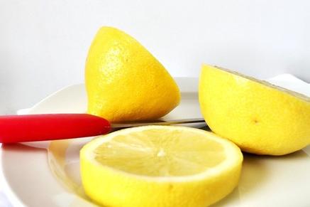 Прежде чем выжать сок из лимона, сестра кладет его в микроволновку: узнав причину, начала делать так же