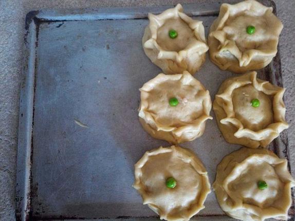 Традиционная выпечка Майорки: рецепт мини-пирогов с начинкой из зеленого горошка