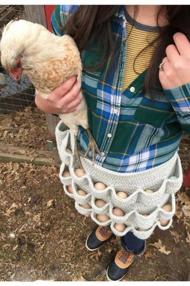 Как собрать яйца из курятника и не разбить их: специальный фартук может помочь как начинающим, так и опытным хозяйкам
