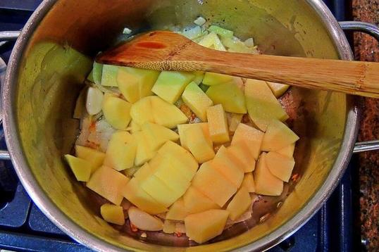 Суп Caldo verde с капустой кале: вкусное блюдо родом из Португалии - пошаговый рецепт